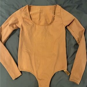 Long Sleeve Scoop Neck Bodysuit in Camel